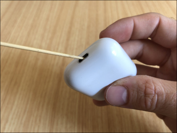 Airpods Clean the Charging Port
